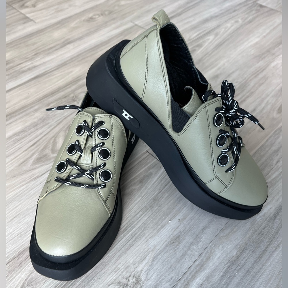 Johan Scarpa- Sage green Italian leather Women’s Platform size 7 NEW European